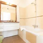 Plaza One-bedroom With Ac بيت للعطل *