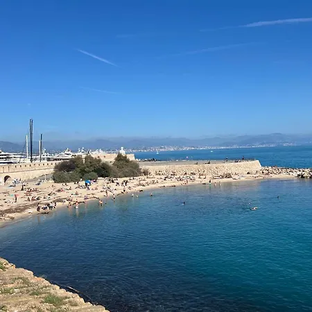 Plaza One-bedroom With Ac Сasa de vacaciones Antibes
